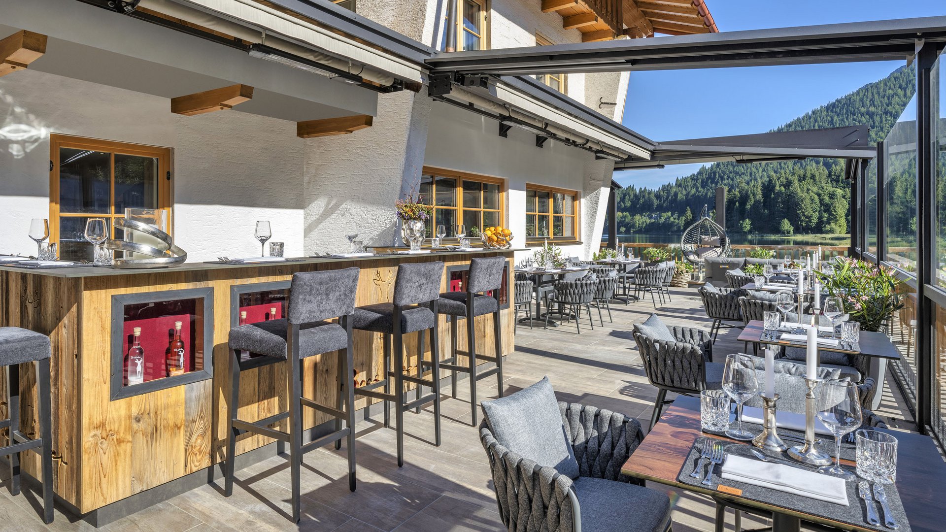 Sonnige Restaurantterrasse mit Bar und Bergblick
