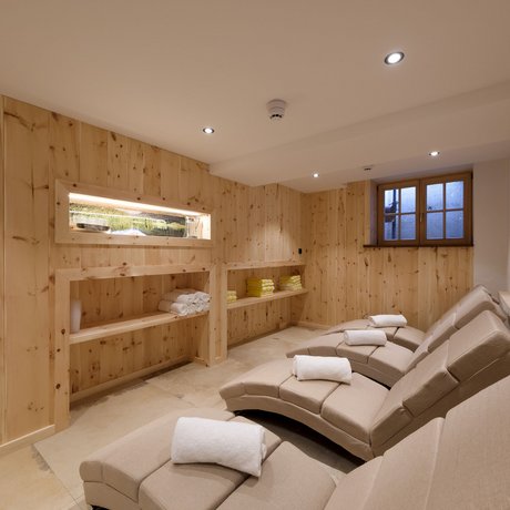 A look at Alte Wurzhütte Relaxation room with loungers and wooden walls