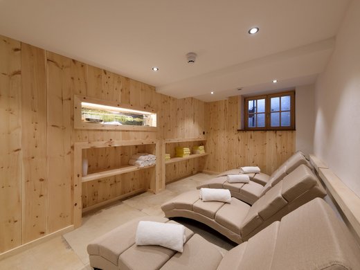 A hotel with sauna by the lake? Off to Alte Wurzhütte! Relaxation room with loungers and wooden walls